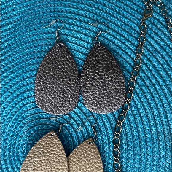 Geometric Necklace and Earrings Set, Beige and Metallic Grey Copper.Muted colors - Picture 7 of 10